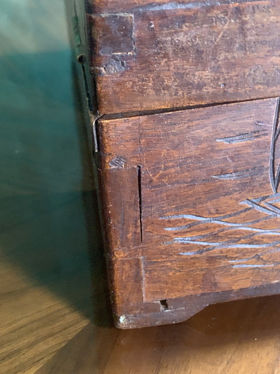Vollständig aus Kampferholz geschnitzte Schachtel. Spätes 19. / frühes 20. Jahrhundert – Dekorative Objekte (photo 12 of 14)