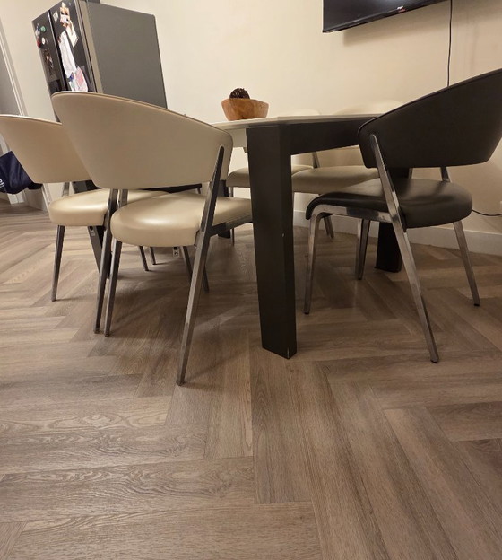 Image 1 of Set da pranzo di Hulsta Now. Tavolo da pranzo E20 e sedie da pranzo S500 di Hulsta Now.