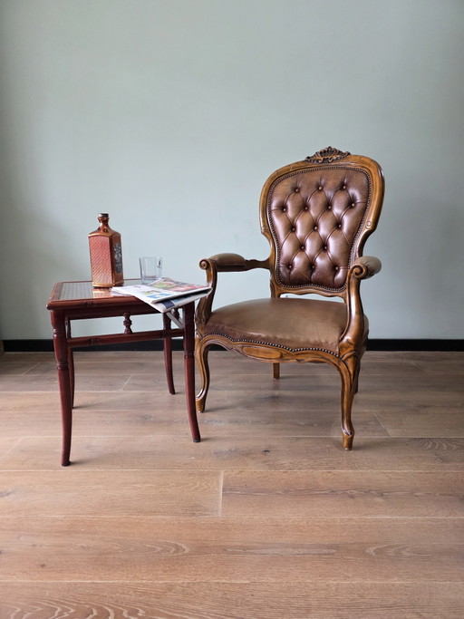 Klassieke vintage leren fauteuil met houten frame