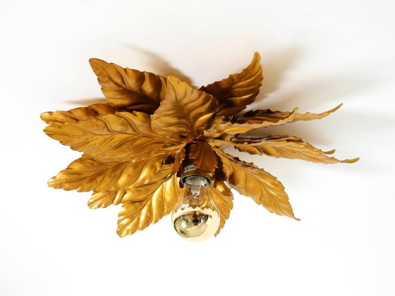 Image 1 of Rare grande lampe de plafond ou applique murale de style florentin, plaquée or, signée Hans Kögl, datant des années 1980.