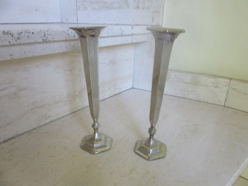 Art Deco paar verzilverde Soliflor vazen ​​met oude foliesticker van juwelier Hard in Luik. – tafelaccessoires, Metal, Silver