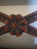 Letto a baldacchino, realizzato a mano con intagli in legno.