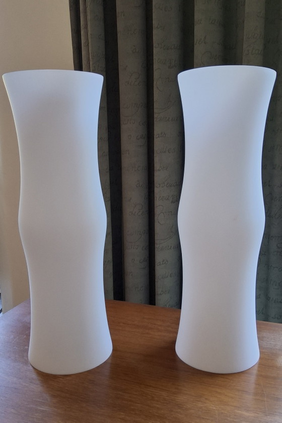 Image 1 of 2 grote tafellampen wit glas , made in Denmark by Frandsen jaren 90