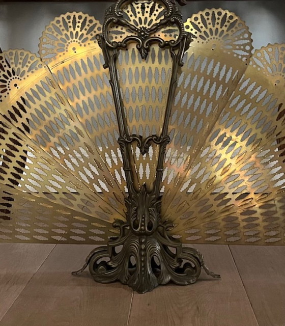 Image 1 of Parascintille in ottone vintage – stile Hollywood Regency, a forma di ventaglio e riccamente decorato