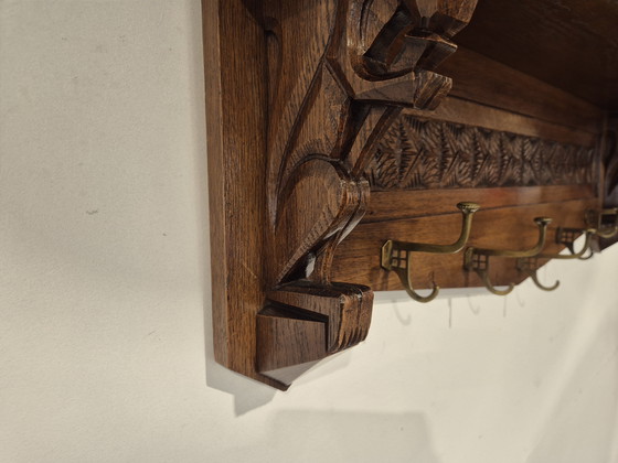 Image 1 of Perchero de pared Art Déco de roble con adornos de ardillas.