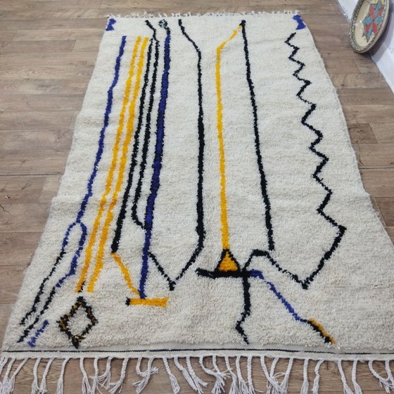 Image 1 of Minimal Line Berber Rug – Handgemaakt Marokkaans Tapijt met Grafische Lijnen (256 × 146 cm)