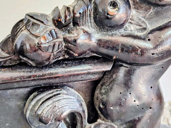 Image 1 of Panneau ancien en bois sculpté représentant un chérubin.