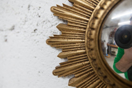 Image 1 of Vintage bolle spiegel uit de jaren 70 met heksenoogmotief en zonnestralenmotief.