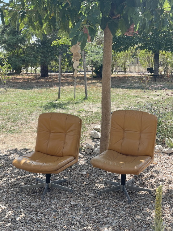 Set van 2 vintage okerkleurige leren draaifauteuils – jaren 70 – Draaistoelen, Leather, Metal (photo 6 of 9)