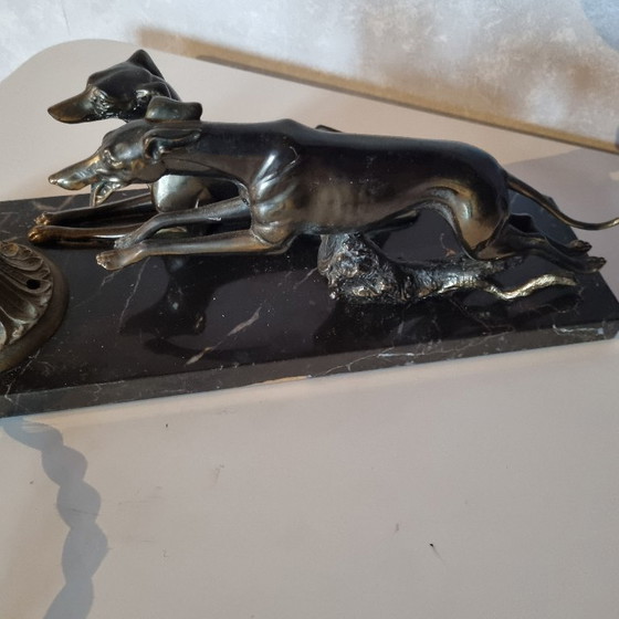 Image 1 of Art Deco bureaulamp in regula met windhonden