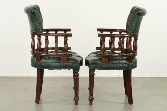 Image 1 of 2 sillas de escritorio/auxiliares Chesterfield de piel de vaca verde flameada al estilo inglés.