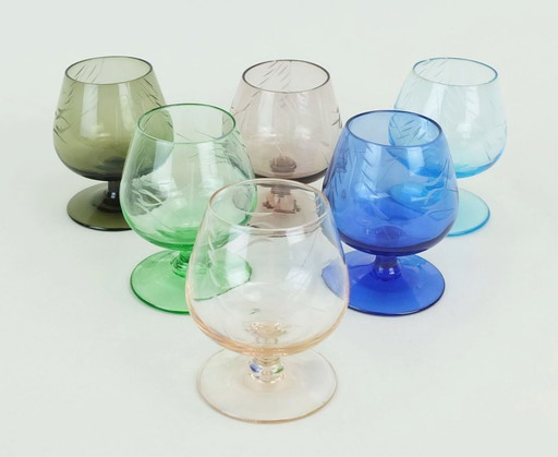 6 Likörgläser aus der Mitte des Jahrhunderts 1950er 60er Jahre farbiges Glas mit eingeschnittenem Muster