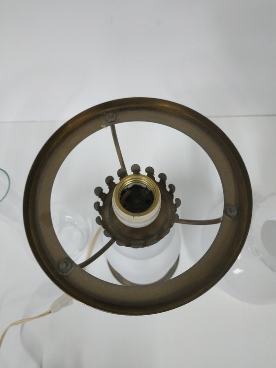 Image 1 of Lampe à huile ancienne vintage en verre opale (convertie).