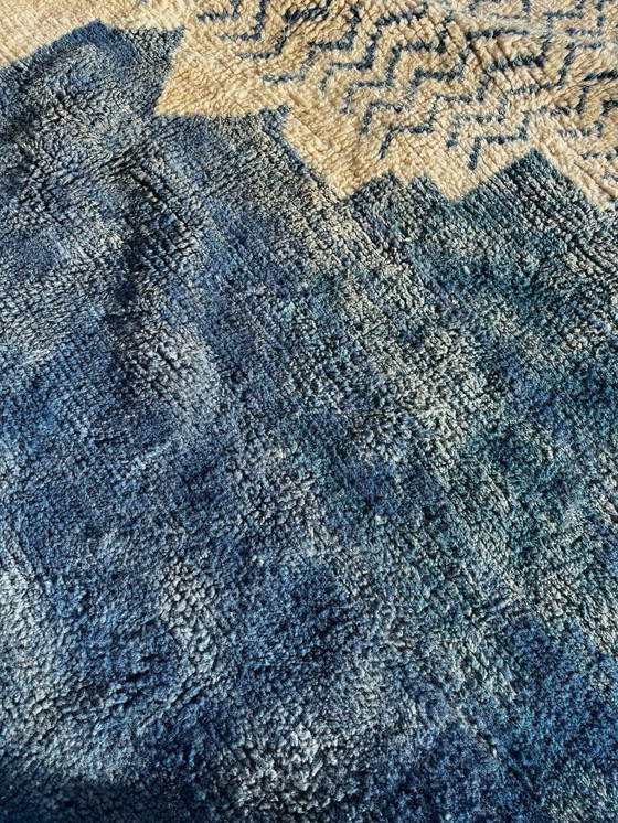 Image 1 of Handgemaakt Marokkaans Mrirt wollen tapijt 260x300 cm – Wit en blauw minimalistisch geometrisch ontwerp