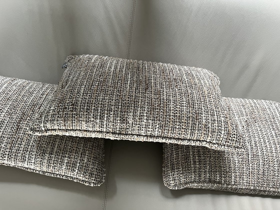 Image 1 of Due cuscini Eichholtz modello 'Mademoiselle' beige