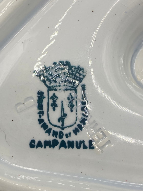 Salsiera in maiolica Grand & Millet, decorazione a campanula verde, manico a forma di cane, bordo smerlato. (photo 4 of 7)