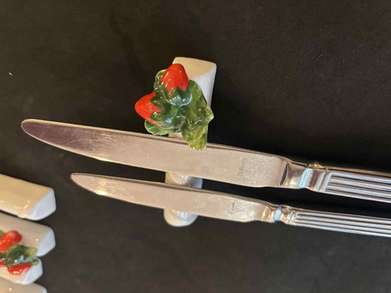 Image 1 of Keramische Majolica Messenleggers Set: Keramische Groente Fruit Bestekhouder, Frankrijk Vintage