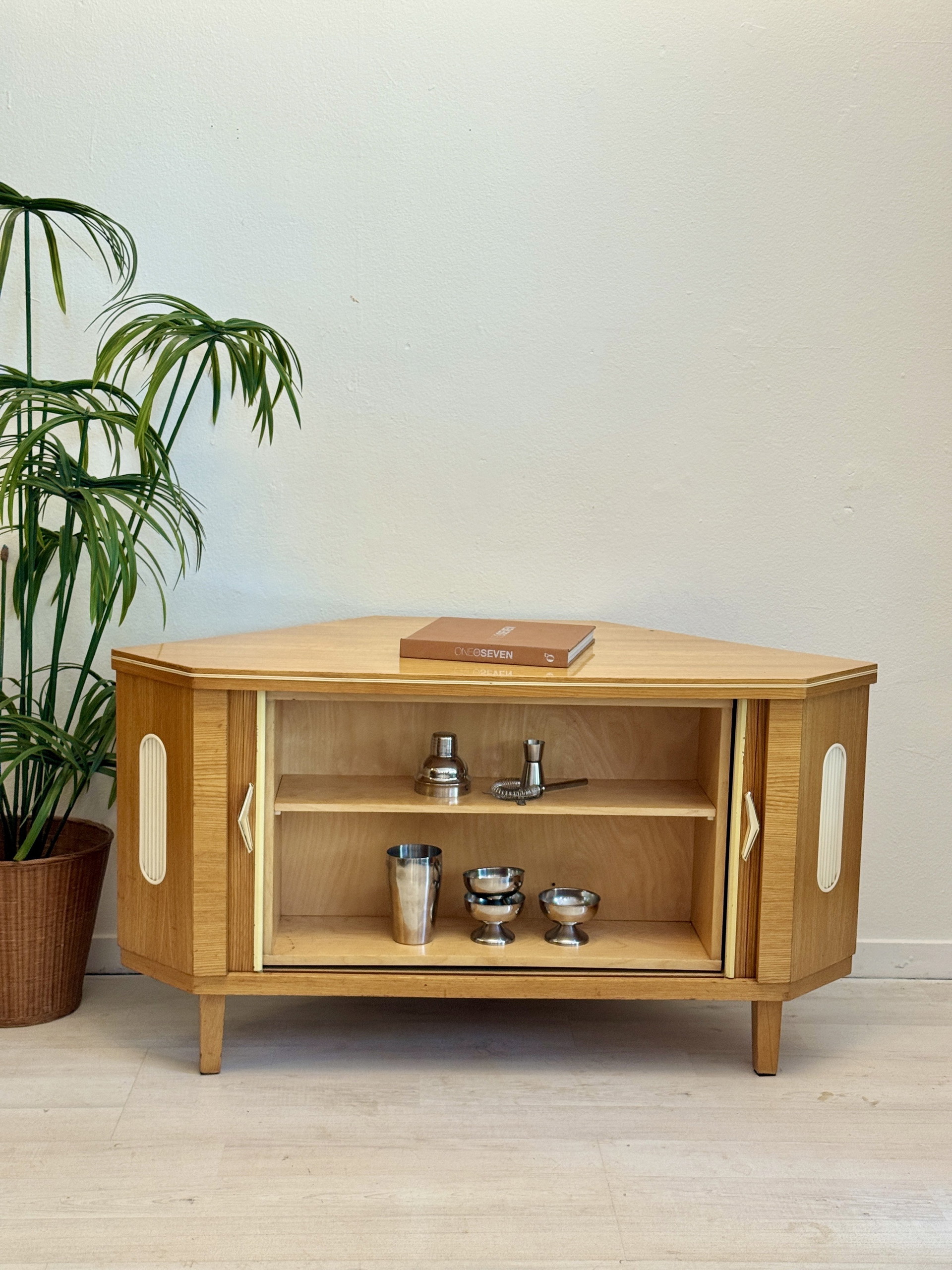 Vintage 'speakeasy' bar cabinet 1950s/60s | €1,250 | Whoppah