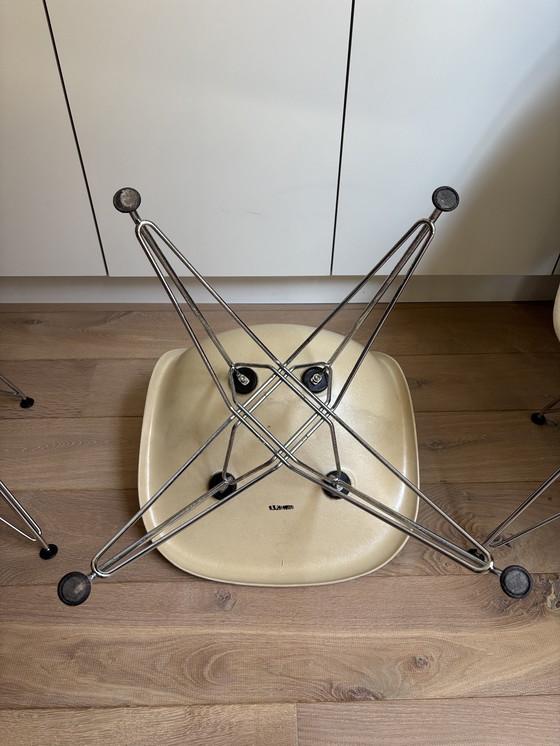 Image 1 of 4 sedie laterali vintage Eames Miller DSR in fibra di vetro – pergamena