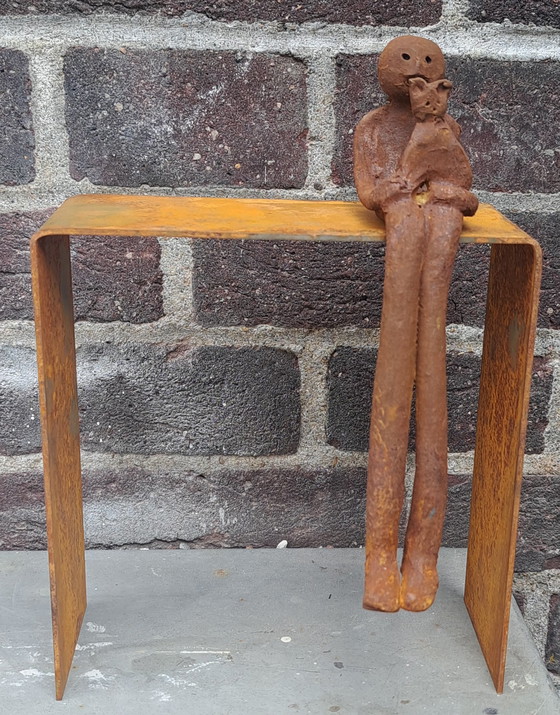 Image 1 of Uomo con gatto su piedistallo , ceramica e acciaio