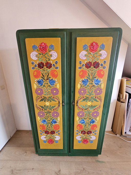 Antieke Gruco kast - deur in deur, deelbaar in 2, handbeschilderd met bloemen