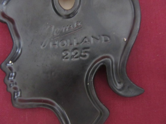 Image 1 of Jema Holland, keramische wandplaat, jong meisje, zilverfolie, model 225vintage