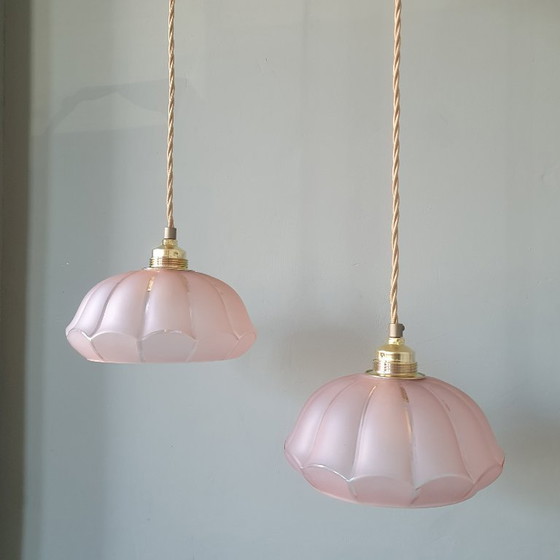 Image 1 of Ensemble de 2 suspensions vintage en verre opalin rose pastel, élégantes en forme de rosace.