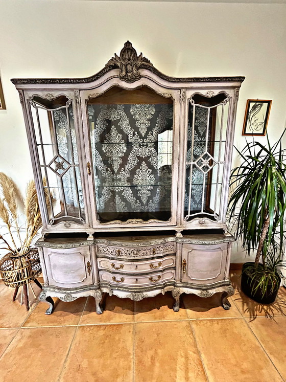 Image 1 of Vitrina rococó Luis XV con pátina: una pieza única con encanto atemporal.