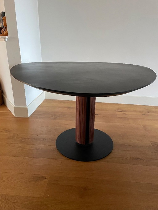 Mesa de comedor compacta con tablero orgánico (vista en VT Wonen)