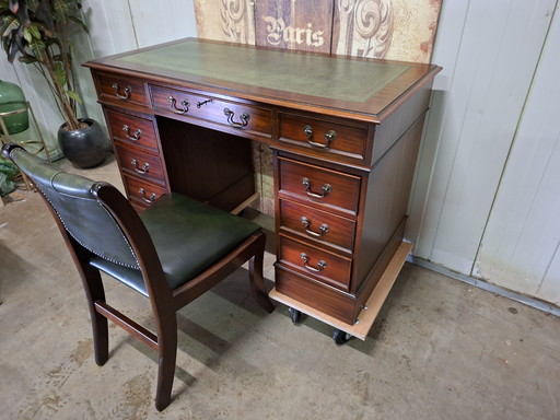 Classic Heldens desk, writing table. Desk with leather inlay and leather chair. Dimensions: 139x65cm and 79cm high.