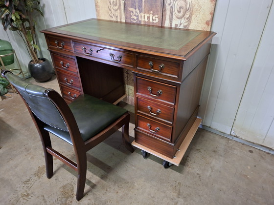 Image 1 of Classic Heldens desk, writing table. Desk with leather inlay and leather chair. Dimensions: 139x65cm and 79cm high.