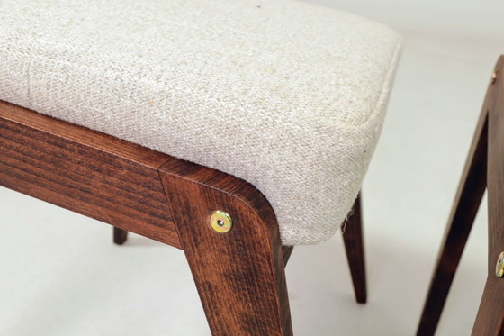 Image 1 of Par de taburetes de madera tapizados en tela beige.