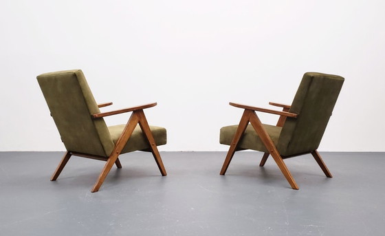 Image 1 of Juego de dos sillones de estilo de mediados de siglo, modelo B 310 Var, en terciopelo verde oliva.