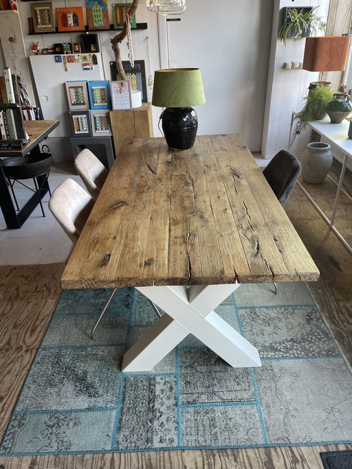 Table de salle à manger en chêne massif. 495 €
