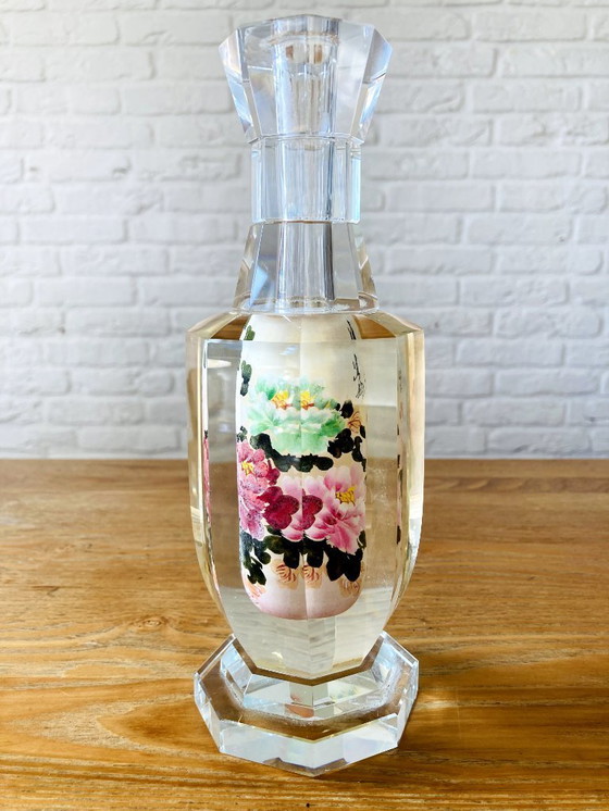 Image 1 of Vase vintage asiatique octogonal en cristal peint à l'envers, à motif floral inversé.