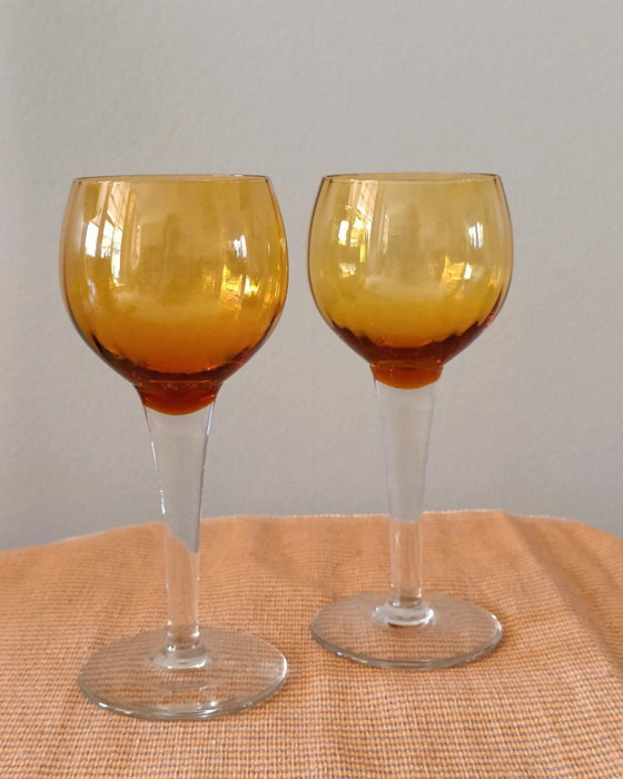 Image 1 of Amberkleurig vintage wijnglas op steel 