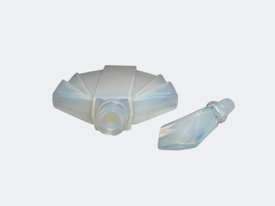 Image 1 of Art-déco-Parfümflakon aus Sabino-Glas – Antiker französischer Opalglas-Parfümflakon