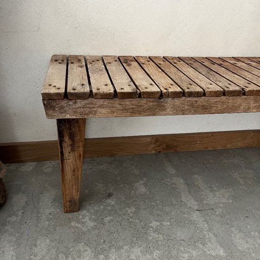 Banc en bois brut