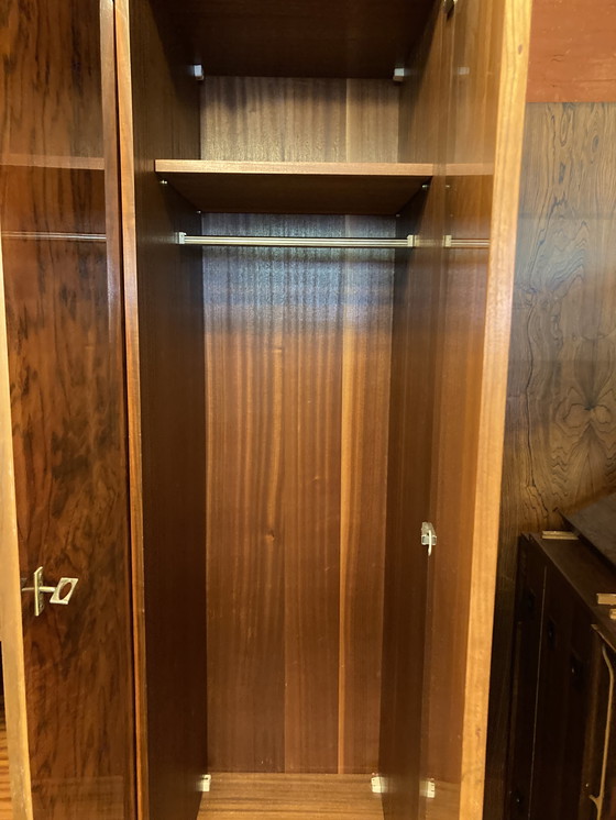 Image 1 of Außergewöhnlicher 5-türiger Kleiderschrank in Nussbaum-Hochglanzfurnier