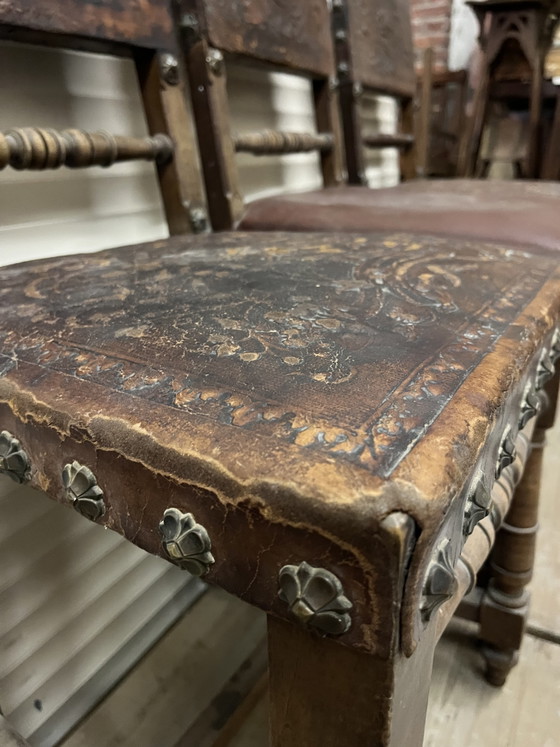 Prachtig antieke set stoelen cuir repoussé metalen siernagel – Eetkamerstoelen, Leather (photo 7 of 14)