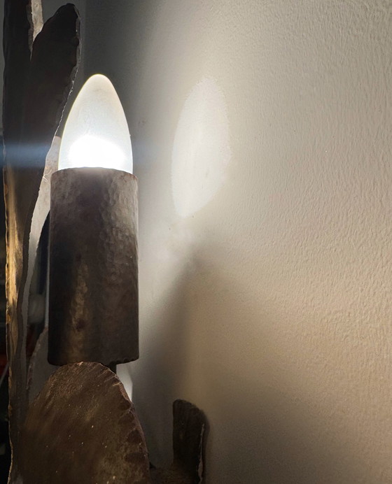 Image 1 of Gran aplique de pared de hierro forjado con flor de lis de la década de 1960