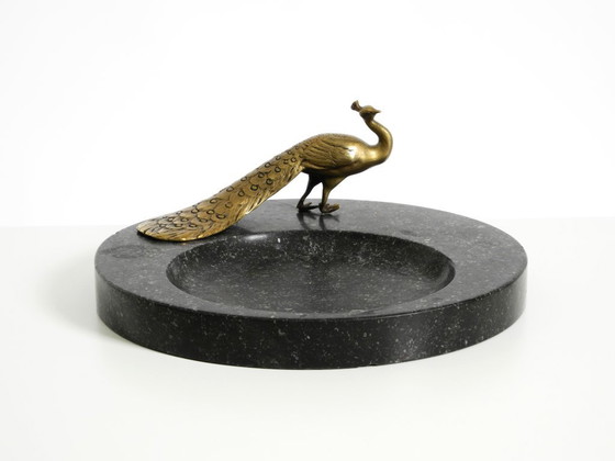 Image 1 of Wunderschönes, großes Tablett aus schwarzem Granit mit einem Pfau aus Messing, um 1920