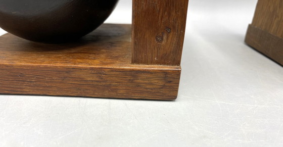 Image 1 of Vintage Lawn Bowl Boekensteunen – Houten Bookends met Zwarte Bowls – Sport Deco – Stoere Man Cave Decor – Uniek Cadeau