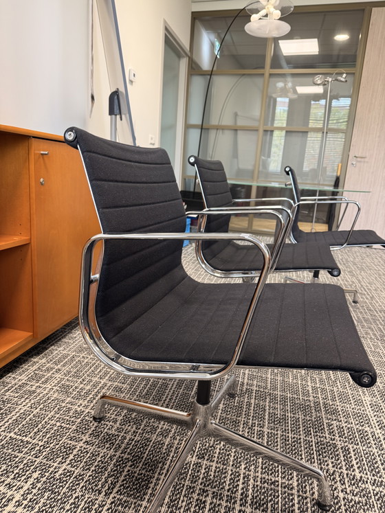 4 Vitra Charles & Ray Eames Conference chairs – Textile, Aluminium (photo 3 of 15)