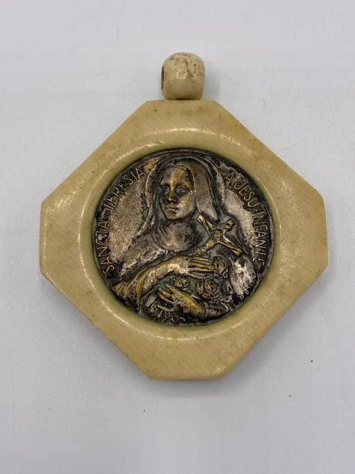 Religiöse Medaille der Heiligen Therese aus Bakelit – decoratieve objecten