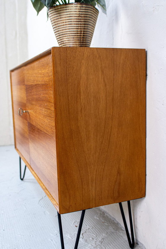 Vintage ladekast/dressoir/minibar van teakhout met notenhouten accenten, midden 20e eeuw, jaren 60. (photo 6 of 13)