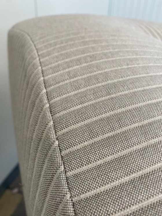 Image 1 of De stijlvolle Leolux Faya Lobi hoekbank in beige ribstof heeft een moderne, luxueuze uitstraling en biedt een ruime zithoek.