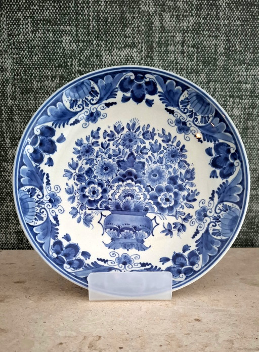 Royal Delft (Koninklijke Porceleyne Fles) – Großer handbemalter Wandteller „Blumenkorb“ – 1947 – Maler: H. van de Velde