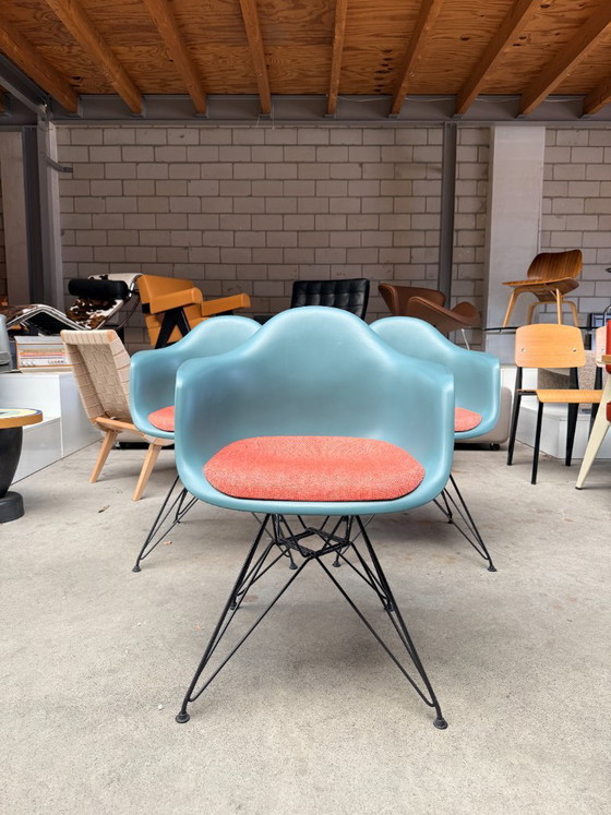 Vitra Eames DAR chair, Charles und Ray Eames (Lagerbestand: 6) – Esszimmerstühle, Metall, Kunststoff (photo 5 of 12)