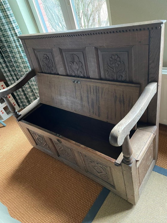 Image 1 of Banc d'église ancien avec sculptures sur bois et espace de rangement